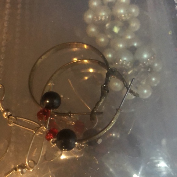 45 pair of earrings with a travel seperator booklet included - Picture 12 of 17